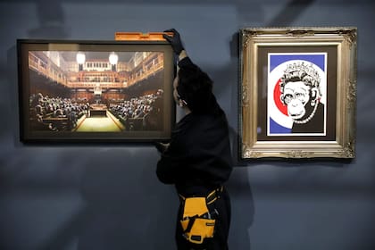 La reina mona de Banksy cuelga de la muestra que actualmente se exhibe en La Rural