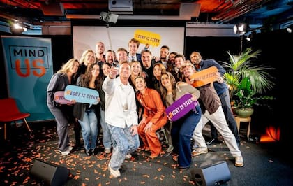 La reina participó de una reunión de la fundación Mind Us y antes de irse se sacó una divertida selfie (Foto: Instagram @ons.mindus)