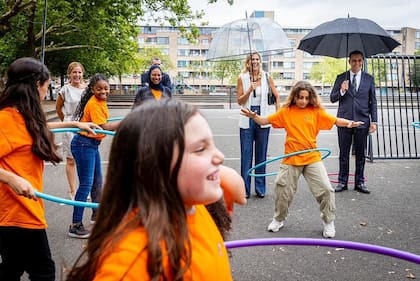 La reina participó de varias actividades con los niños (Foto: Instagram @koninklijkhuis)