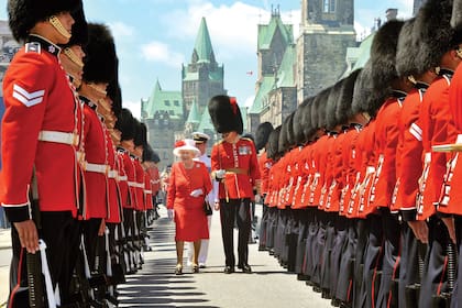 La Reina pasa revista a una guardia de honor fuera del Parlamento canadiense después de llegar a Ottawa para asistir a las celebraciones del Día de Canadá, en 2010.