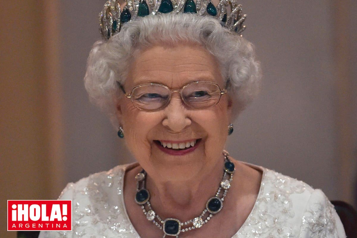 La reina posa sonriente con el collar de esmeraldas y diamantes Delhi Durbar que heredó de su abuela, la reina Mary, en una reunión de la Commonwealth en Malta en 2015.