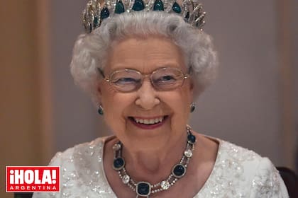La reina posa sonriente con el collar de esmeraldas y diamantes Delhi Durbar que heredó de su abuela, la reina Mary, en una reunión de la Commonwealth en Malta en 2015.