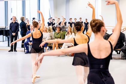 La reina presenció una clase de danza durante su visita a la Academia Nacional de Ballet (Foto: Instagram @koninklijkhuis)