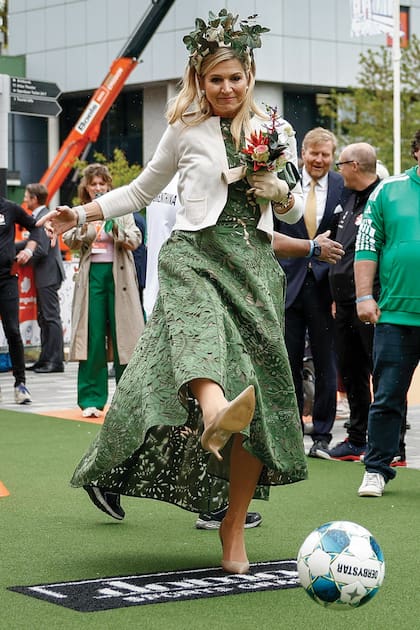 La Reina, que se destacó marcando un gol en un juego interactivo, llevó un vestido midi de Natan que complementó con stilettos Gianvito Rossi, clutch de la firma argentina Santesteban y un tocado hecho de seda y mariposas de plumas, creación de Berry Rutjes Jr.
