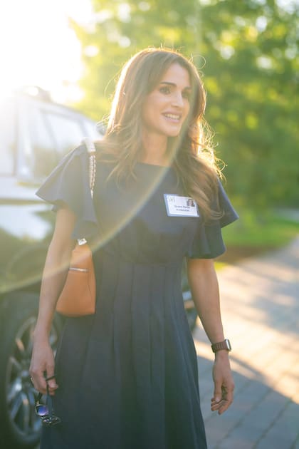 La reina Rania llevó un vestido de Chloé que acompañó con cartera de cuero de Loro Piana y sandalias con plataforma de See by Chloé.