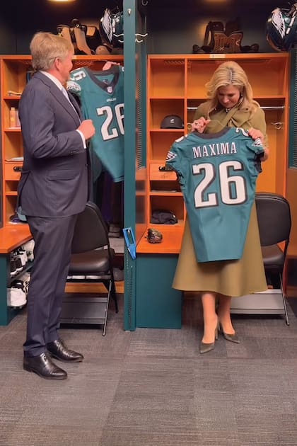 La Reina recibió de regalo la camiseta del equipo de fútbol americano Philadelphia Eagles con su nombre