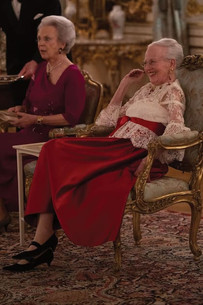 La Reina, relajada
y feliz durante las
actuaciones del coro
Sankt Anne y del ballet
del Teatro Pantomima en
el salón Kuppelsalen del
Palacio de Fredensborg.
Más temprano, había
saludado a su pueblo
sentada en una silla,
debido a que aún enfrenta
dificultades para caminar
y mantenerse mucho
tiempo de pie tras una
cirugía de espalda que
le practicaron en 2023 y
un accidente que sufrió
en 2024.