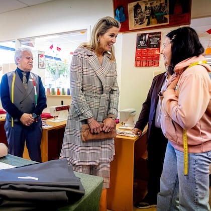 La reina se lució con un look a cuadros que acompañó con un par de stilettos (Foto: Instagram @koninklijkhuis)