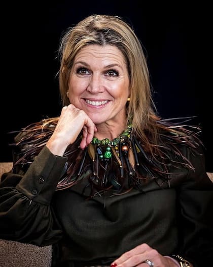La reina se lució con un original collar de plumas y piedras que se extendía desde el pecho hacia los hombros (Foto: Instagram @queen.maxima / @patrickvkatwijk)