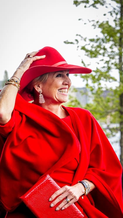 La reina se lució con un vestido de manga tres cuarta con un sombrero haciendo juego