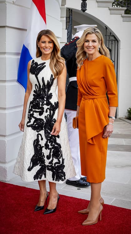 La reina se lució con un vestido midi color naranja de Claes Iversen (Foto: Instagram @patrickvkatwijk)