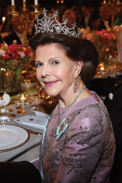La reina Silvia, con la tiara Nine Prong, observó atenta a su marido, elrey Carlos Gustavo, mientras entregaba los premios Nobel 2023. Cada año y según estipuló Alfred Nobel, los galardonados reciben un diploma, una medalla y dinero en efectivo (947 mil euros).