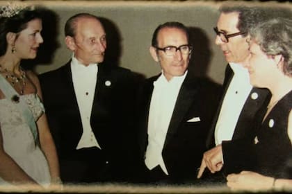 La reina Silvia de Suecia dialoga con Lázaro Milstein, César Milstein, Oscar Milstein y su esposa Sara