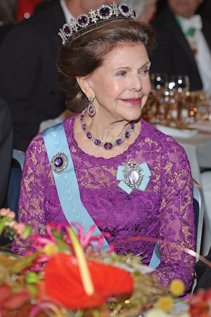 La reina Silvia y su espectacular “conjunto de amatistas de la reina Josefina".