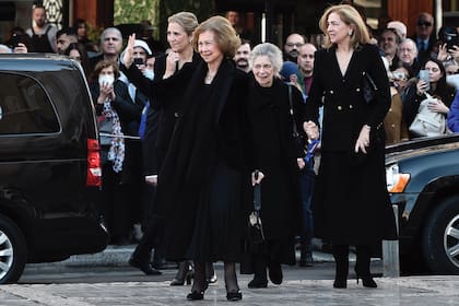 La reina Sofía de España con su hermana Irene (ambas, hermanas del difunto monarca), y sus hijas, las infantas Elena y Cristina, saludan a los atenienses, que las recibieron con cariño.