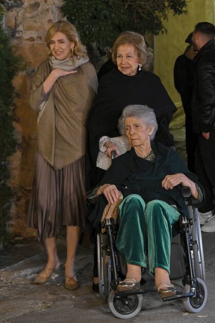 La reina Sofía de España cuida de su hermana,
Irene, que tiene Alzheimer. Junto a ellas, la infanta Cristina, hermana del rey Felipe VI y
prima hermana del príncipe Nicolás de Grecia.