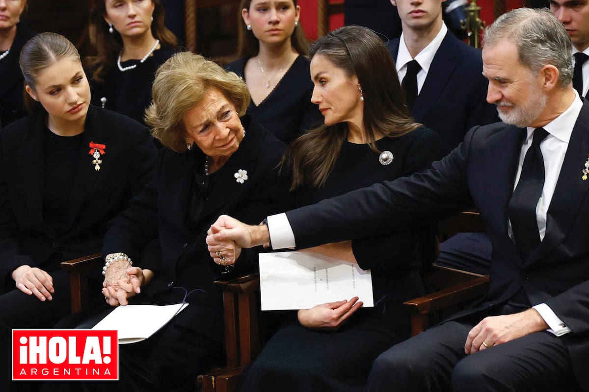 La reina Sofía recibe el apoyo incondicional de su hijo Felipe VI y la heredera al trono, la princesa Leonor