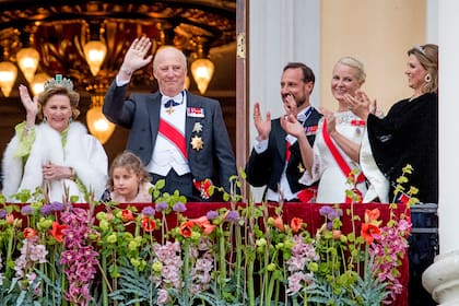 La reina Sonia, el rey Harald, Emma Tallulah Behn, la princesa heredera Mette-Marit, el príncipe heredero Haakon y la princesa Marta Luisa de Noruega asisten a la cena de gala oficial en el Palacio Real el 9 de mayo de 2017 en Oslo