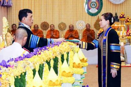 La reina Suthida recibe sus títulos universitarios de mano de su esposo, Rama X