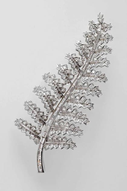 La Reina tiene un prendedor por cada uno de los países de la Commonwealth, como el broche de hoja de helecho Silver Fern, en honor a Nueva Zelanda.