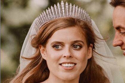 La reina usó la tiara para su boda con Felipe en 1947. Dos horas antes de la ceremonia, la pieza se rompió pero Isabel mantuvo la calma y al parecer nunca vio en el hecho un significado oculto