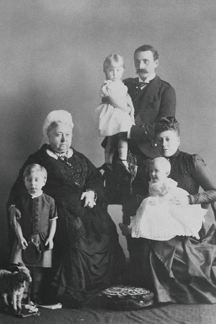 La reina Victoria de Inglaterra y sus hijos, príncipes Enrique, Beatriz, Alejandro, Victoria Eugenia y Leopoldo; los dos hijos menores, Beatriz y Leopoldo, están de blanco