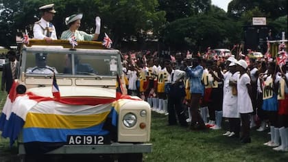 La reina y el duque de Edimburgo durante el desfile real de 1977