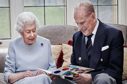 La reina y el príncipe Felipe pasarán solos la Navidad en el castillo de Windsor. Para que no todo sea desilusión y tristeza, la monarca ordenó renovar toda la decoración navideña de la propiedad que mañana jueves abre la puerta al público