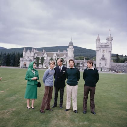La reina y su marido junto a sus hijos, el príncipe Eduardo (segundo desde la izquierda), el príncipe Carlos (segundo desde la derecha) y el príncipe Andrés (derecha) en septiembre de 1979.
