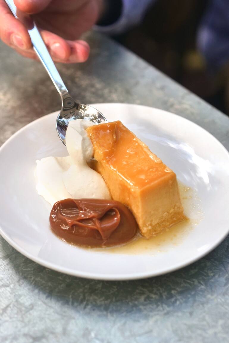 La reivindicación de la pizza porteña que propone Picsa debía acompañarse con un postre tan clásico como el flan con crema y dulce de leche