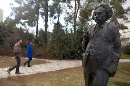 La relación de Einstein con Israel era estrecha, incluso antes de su independencia: fue uno de los fundadores de la Universidad Hebrea de Jerusalén (1925) y tuvo lazos fuertes con el Technion (Instituto tecnológico de Israel, 1924)