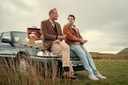 La relación entre Adam y su padre, Michael Groff (Alistair Petrie), fue uno de los ejes emocionales de la serie. Fuera de la pantalla, Swindells aseguró que Petrie “siempre estuvo a una llamada o un mensaje de distancia” y que le enseñó “cómo ser una buena persona”