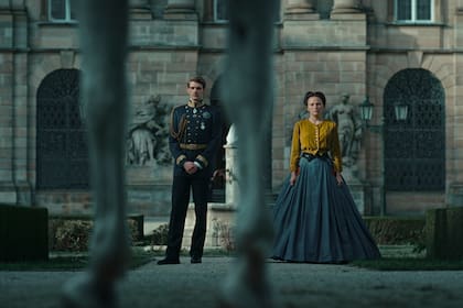 La relación entre emperatriz y emperador tiene más matices en la ficción de Netflix que en los idealizados films de los años 50