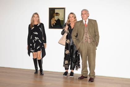 La relaciones públicas Moniquita Holmberg, Verónica Zoani de Nuttig, de la Asociación Amigos del Bellas Artes, y el coleccionista Esteban Tedesco