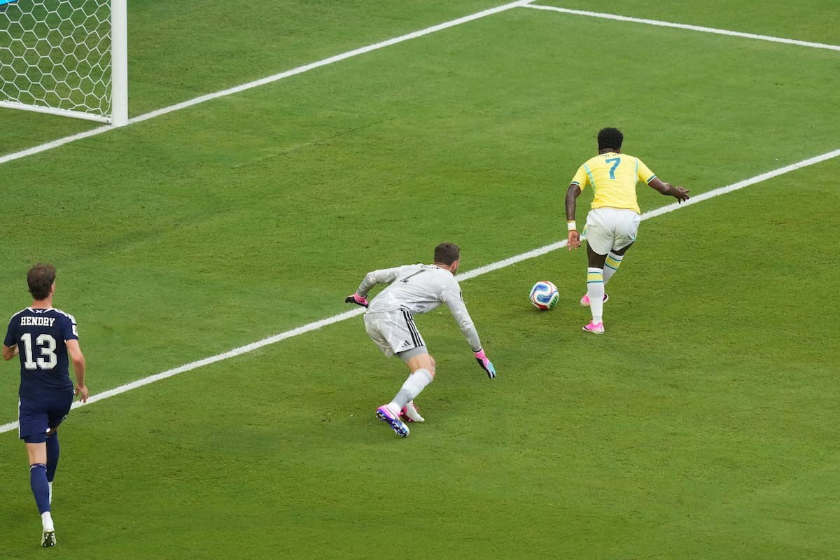La relajada resolución de Vinicius Junior para aprovechar el error en la salida escocesa, haciendo pasar de largo al arquero Gunn y dando un toque a la red.
