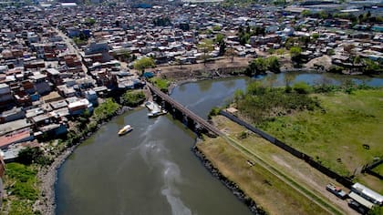 La relocalización de los habitantes de la cuenca y el control de las industrias son dos deudas pendientes