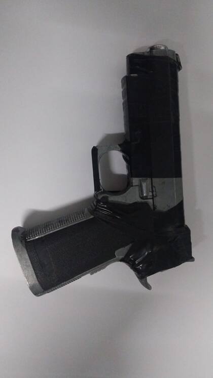 La rélplica del arma que portaba el delincuente, de 18 años, que recibió un disparo en el hombro