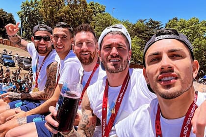 La remera de algodón que visten Otamendi, Di María, Messi, De Paul y Paredes se agotó en cuestión dehoras