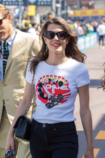 La remera de Chanel que llevó Charlotte el sábado homenajea a la F1 y cuesta 4600 euros.