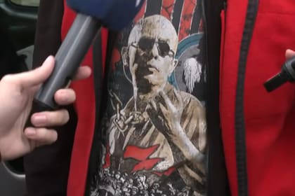 La remera del fanático ricotero no pasó por alto en la nota