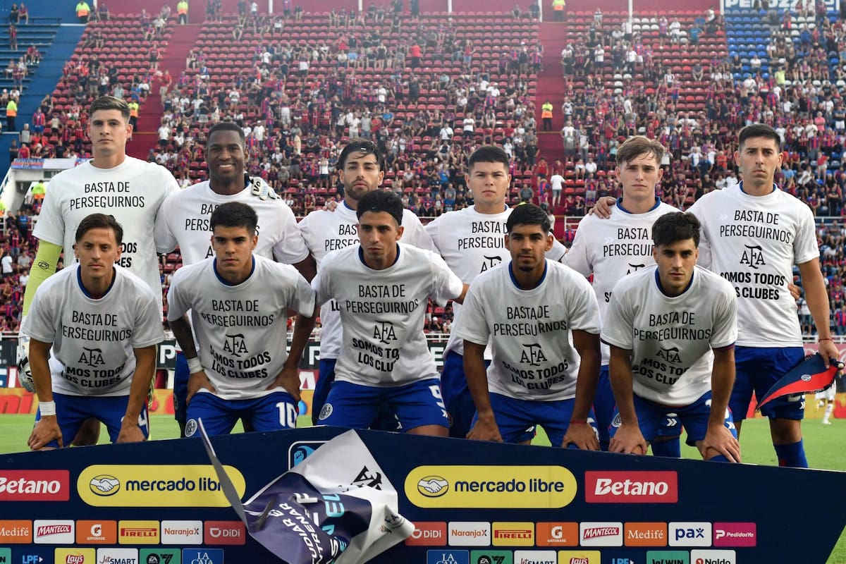 La remera que vistieron los jugadores de San Lorenzo antes del partido con Instituto (que también la usó)