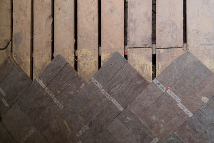 La remodelación implicó tratar de conservar todo lo posible. En la imagen, el complejo rompecabezas con los listones de madera