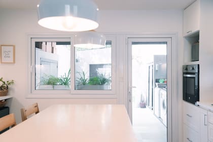 La renovación de una cocina a través de una nueva ventana de PVC en blanco.