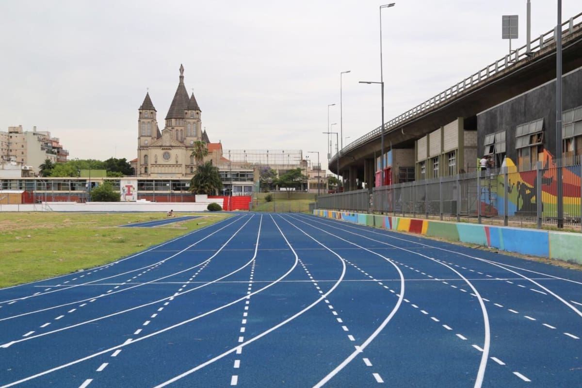 La renovación integral de la pista de atletismo del Parque Chacabuco