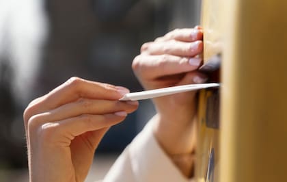 La renovación o reemplazo de la licencia de conducir de Texas, desde fuera del estado, se deberá hacer por correo postal