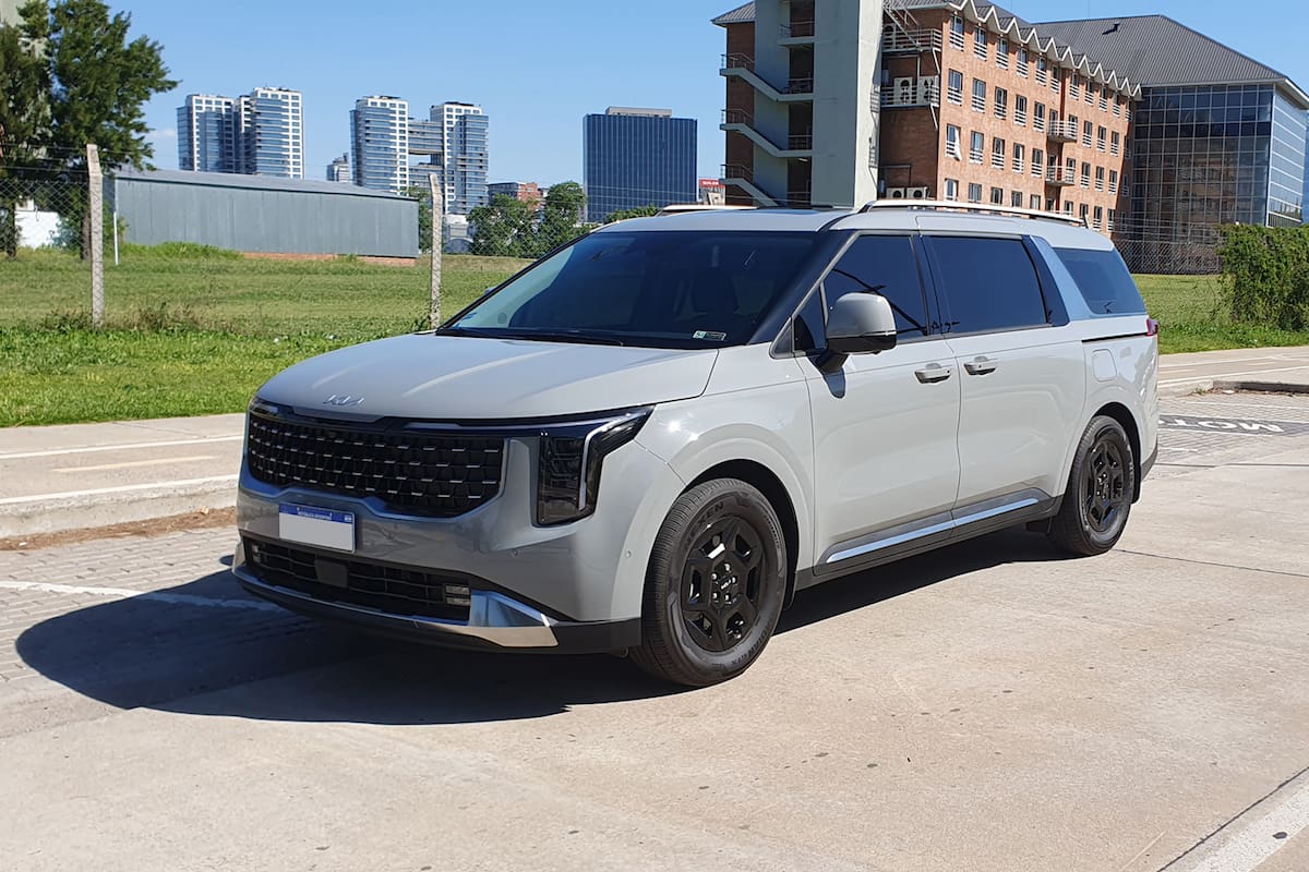 La renovada Kia Carnival estrena nuevo diseño en el frente y los costados