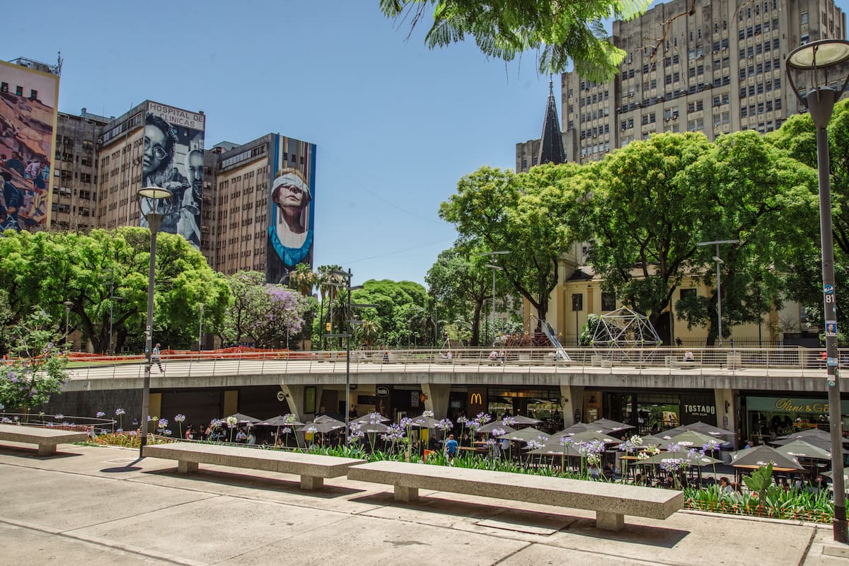La renovada Plaza Houssay, un símbolo del impulso transformador en la infraestructura urbana, reflejo de un nuevo capítulo en el desarrollo de la ciudad