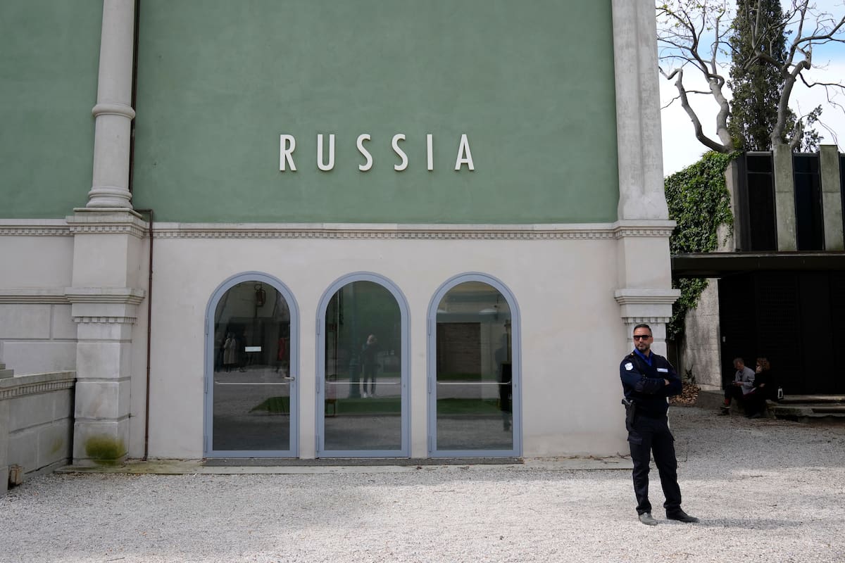 La renuncia del jurado llega tras la oposición de Italia de incluir a Rusia en la muestra y la quita de fondos de la UE