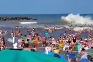 Qué se sabe de la ola gigante que causó un muerto y 35 heridos en Mar Chiquita