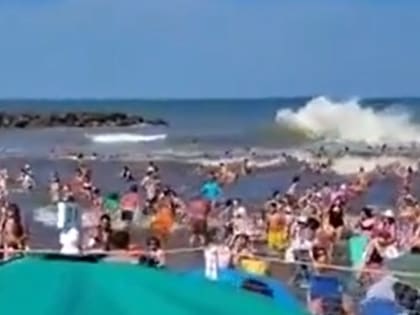 La repentina crecida del mar sorprendió a los turistas en la costa atlántica